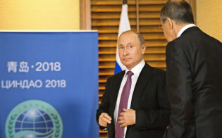 ロシアのプーチン大統領(左)とラブロフ外相(9日、青島)=AP ロシアのプーチン大統領(左)とラブロフ外相(9日、青島)=AP