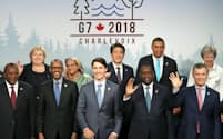 G7サミットの拡大会合で、記念写真に納まる安倍首相（後列中央）と各国首脳ら=9日、カナダ・シャルルボワ（代表撮影・共同）