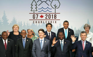 G7サミットの拡大会合で、記念写真に納まる安倍首相(後列中央)と各国首脳ら=9日、カナダ・シャルルボワ(代表撮影・共同) G7サミットの拡大会合で、記念写真に納まる安倍首相(後列中央)と各国首脳ら=9日、カナダ・シャルルボワ(代表撮影・共同)