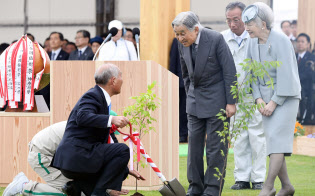 全国植樹祭で吉野正芳復興相(左)がエノキの苗木を植えるのを見守る天皇、皇后両陛下(10日午後、福島県南相馬市)=代表撮影 全国植樹祭で吉野正芳復興相(左)がエノキの苗木を植えるのを見守る天皇、皇后両陛下(10日午後、福島県南相馬市)=代表撮影