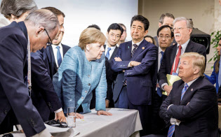 対峙するメルケル独首相とトランプ米大統領。その奥で腕組みする安倍首相=ロイター
対峙するメルケル独首相とトランプ米大統領。その奥で腕組みする安倍首相=ロイター