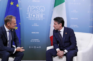 イタリアのコンテ首相(右)はG7で欧州メンバーとの結束を優先した(8日、シャルルボワ)=ロイター イタリアのコンテ首相(右)はG7で欧州メンバーとの結束を優先した(8日、シャルルボワ)=ロイター