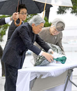 東日本大震災の犠牲者の慰霊碑に供花する天皇、皇后両陛下(11日午前、福島県相馬市)=代表撮影 東日本大震災の犠牲者の慰霊碑に供花する天皇、皇后両陛下(11日午前、福島県相馬市)=代表撮影