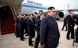 10日、シンガポールに到着した金正恩委員長=シンガポール政府提供・ロイター 10日、シンガポールに到着した金正恩委員長=シンガポール政府提供・ロイター