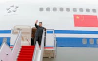 10日、平壌国際空港で、中国国際航空機でシンガポールに向け出発する北朝鮮の金正恩委員長=朝鮮中央通信撮影・共同