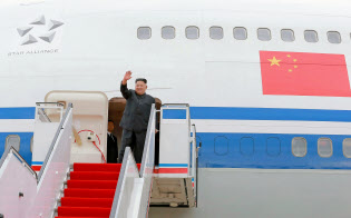 10日、平壌国際空港で、中国国際航空機でシンガポールに向け出発する北朝鮮の金正恩委員長=朝鮮中央通信撮影・共同 10日、平壌国際空港で、中国国際航空機でシンガポールに向け出発する北朝鮮の金正恩委員長=朝鮮中央通信撮影・共同
