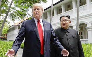 昼食会を終えたトランプ米大統領(左)と北朝鮮の金正恩委員長(12日、シンガポール)=AP 昼食会を終えたトランプ米大統領(左)と北朝鮮の金正恩委員長(12日、シンガポール)=AP