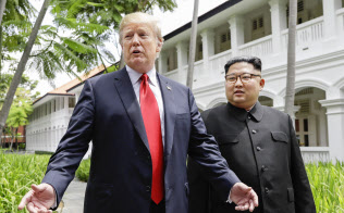 昼食会を終えたトランプ米大統領(左)と北朝鮮の金正恩委員長(2018年6月12日、シンガポール)=AP 昼食会を終えたトランプ米大統領(左)と北朝鮮の金正恩委員長(2018年6月12日、シンガポール)=AP