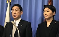 岸田政調会長は小渕元経産相に財政再建の議論を主導させた（5月24日、国会内）