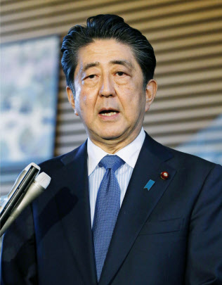 米朝首脳会談を受け、取材に応じる安倍首相(12日午後、首相官邸)=共同 米朝首脳会談を受け、取材に応じる安倍首相(12日午後、首相官邸)=共同