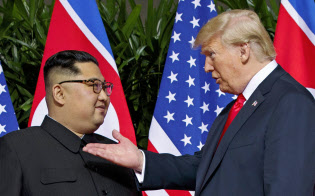 米朝は史上初のトップ会談をテコに非核化プロセスに取り組む(12日、シンガポール)=AP 米朝は史上初のトップ会談をテコに非核化プロセスに取り組む(12日、シンガポール)=AP