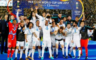 FIFAはクラブW杯を4年に1度とし、出場枠を24チームに増やす見込み(2017年大会で優勝したレアル・マドリード)=ロイター FIFAはクラブW杯を4年に1度とし、出場枠を24チームに増やす見込み(2017年大会で優勝したレアル・マドリード)=ロイター