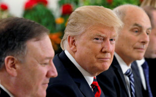 ポンペオ米国務長官(左)は来週にも米朝高官協議を開く意向を示した=ロイター ポンペオ米国務長官(左)は来週にも米朝高官協議を開く意向を示した=ロイター