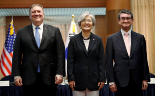 会談前に記念写真に応じる(右から)河野外相、韓国の康京和外相、ポンペオ米国務長官(14日、ソウル)=ロイター 会談前に記念写真に応じる(右から)河野外相、韓国の康京和外相、ポンペオ米国務長官(14日、ソウル)=ロイター