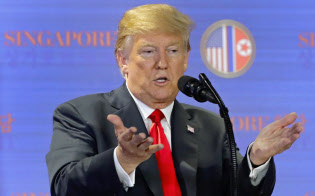 6月12日の米朝首脳会談後に記者会見を開いたトランプ米大統領(シンガポールのセントーサ島)=AP 6月12日の米朝首脳会談後に記者会見を開いたトランプ米大統領(シンガポールのセントーサ島)=AP