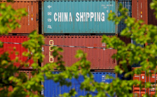 米産業界には、対中制裁が米国の家計圧迫や雇用悪化の形で跳ね返ってくるとの懸念がある(米ボストンのコンテナターミナル)=ロイター 米産業界には、対中制裁が米国の家計圧迫や雇用悪化の形で跳ね返ってくるとの懸念がある(米ボストンのコンテナターミナル)=ロイター