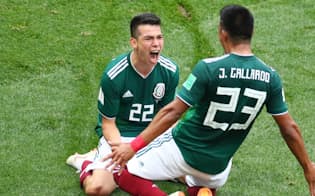 ゴールを決め、ガジャルド(右)と喜ぶメキシコのロサノ