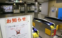 地震の影響で閉鎖された地下鉄堺筋本町駅（18日午前、大阪市中央区）
