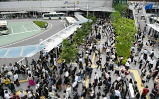 JR全線で運転を見合わせ、混雑するJR大阪駅前のバス乗り場（18日午前、大阪市北区）