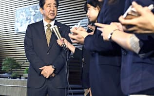 大阪府北部の地震について、記者団の取材に応じる安倍首相（18日午前、首相官邸）=共同