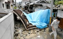 地震で倒壊した寺の門（18日午後、大阪府茨木市）