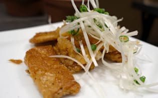 ベジタリアンブッチャージャパン（東京都豊島区）が販売する「フェイクミート」の鶏肉タイプ。調理すると本物の鶏肉のような味わい