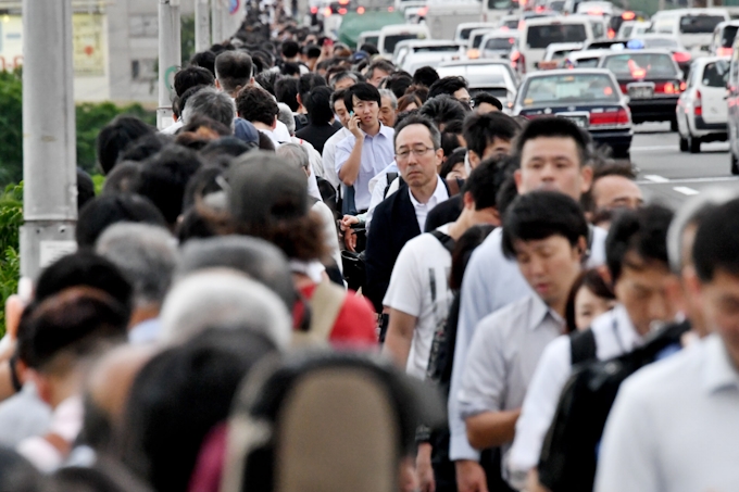 出社か帰宅か割れた判断 大阪北部地震 通勤時襲う 日本経済新聞