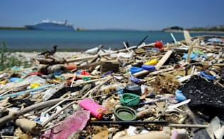 ギリシャの地中海沿岸に散乱するプラスチックごみ=ミロス・ビカンスキ氏撮影・世界自然保護基金提供