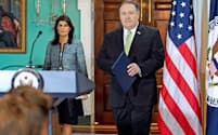 ヘイリー米国連大使(左)はポンペオ米国務長官との共同記者会見で国連人権理事会からの脱退を宣言した=ロイター