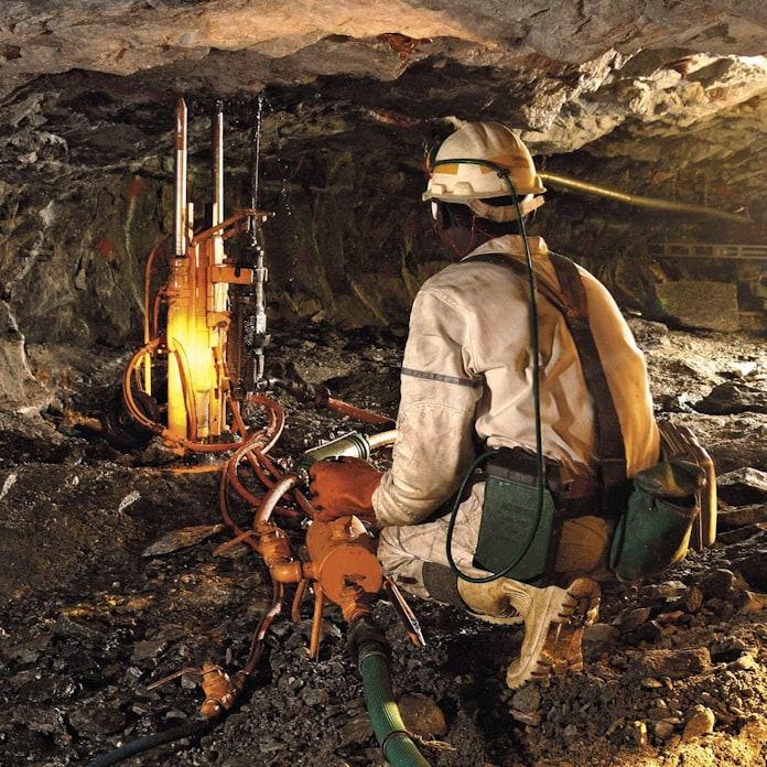 プラチナ急落に潜む供給リスク 金と3年半越しの逆転 日本経済新聞 プラチナ急落に潜む供給リスク 金と3年半越しの逆転 日本経済新聞