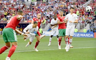 ヘディングで先制ゴールを決めるポルトガルのロナルド（左から2人目）=共同