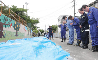 ブロック塀の倒壊で児童が亡くなった高槻市立寿栄小学校を訪れ、手を合わせる安倍首相=代表撮影 ブロック塀の倒壊で児童が亡くなった高槻市立寿栄小学校を訪れ、手を合わせる安倍首相=代表撮影