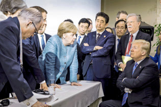 G7サミットでドイツのメルケル首相(中央)ら欧州の首脳は貿易問題などでトランプ米大統領(右)と対立した=ドイツ連邦政府提供・AP G7サミットでドイツのメルケル首相(中央)ら欧州の首脳は貿易問題などでトランプ米大統領(右)と対立した=ドイツ連邦政府提供・AP