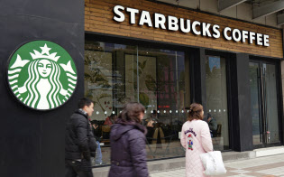 米企業の中国現法は売り上げが好調だ(スターバックスの上海の店舗)=AP 米企業の中国現法は売り上げが好調だ(スターバックスの上海の店舗)=AP