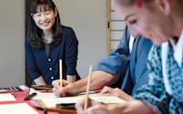 okeiko Japan社長の橋口栄さんは広島に来た訪日客を的に書道教室を始めた