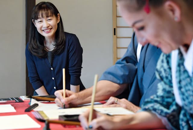 okeiko　Japan社長の橋口栄さんは広島に来た訪日客を的に書道教室を始めた