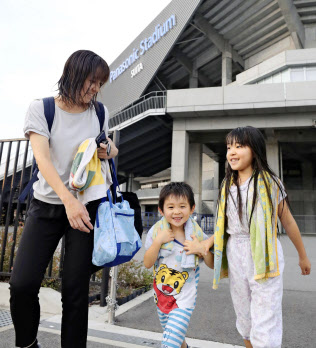 サッカーJ1のG大阪が無料開放したシャワールームを利用し、笑顔の大阪府茨木市から来た親子連れ(22日午後、大阪府吹田市のパナソニックスタジアム吹田)=共同 サッカーJ1のG大阪が無料開放したシャワールームを利用し、笑顔の大阪府茨木市から来た親子連れ(22日午後、大阪府吹田市のパナソニックスタジアム吹田)=共同