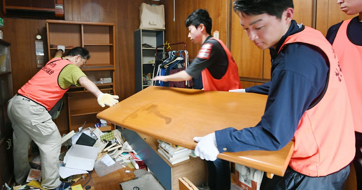 地震後初の週末 ボランティアら片付けに汗 日本経済新聞 地震後初の週末 ボランティアら片付けに汗 日本経済新聞