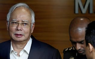 マレーシアの汚職対策委員会に出頭したナジブ前首相（5月24日、クアラルンプール郊外）=ロイター