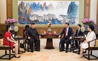 20日、北京の釣魚台迎賓館で会談する北朝鮮の金正恩委員長(中央左)と中国の習近平国家主席(同右)=新華社・共同 20日、北京の釣魚台迎賓館で会談する北朝鮮の金正恩委員長(中央左)と中国の習近平国家主席(同右)=新華社・共同