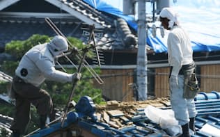 地震で損壊した住宅の屋根（25日、大阪府高槻市）