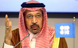 OPEC総会終了後に記者会見するサウジアラビアのファリハ・エネルギー産業鉱物資源相=AP OPEC総会終了後に記者会見するサウジアラビアのファリハ・エネルギー産業鉱物資源相=AP