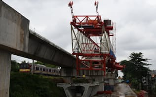 8日、ジャカルタの鉄道工事現場で倒れたクレーン（柏原敬樹撮影）