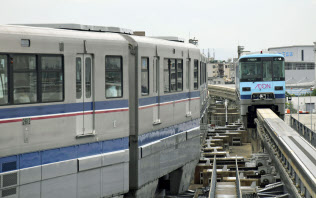 20日に一部区間で運転を再開した大阪モノレール(21日)=共同 20日に一部区間で運転を再開した大阪モノレール(21日)=共同