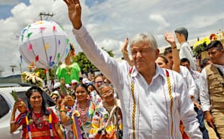 大統領選でのロペスオブラドール候補の高い人気が議会選にも及んでいる（16日、メキシコ南部オアハカ州）=ロイター
