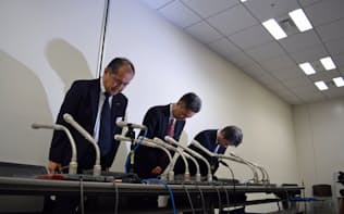 システム障害について謝罪するみずほ証券の金森裕三常務取締役(左)（27日、東京都中央区）