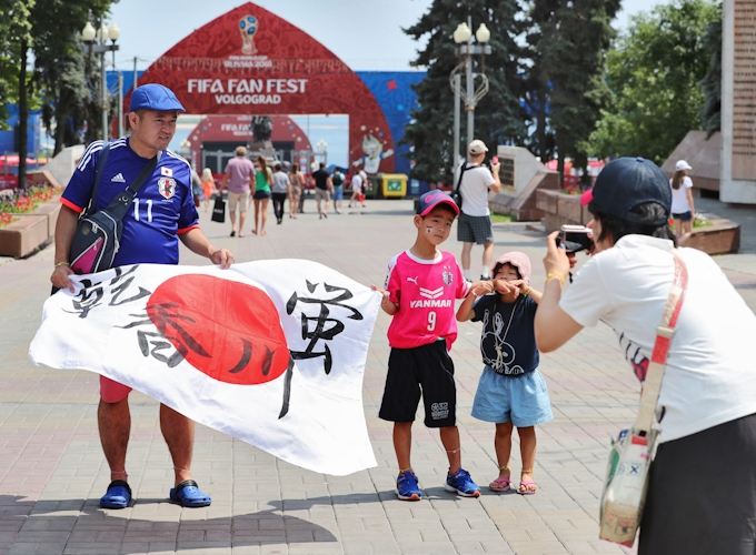 サポーターら悩ます 暑さ と 虫 ボルゴグラード 日本経済新聞