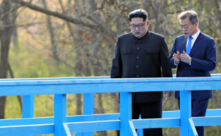 軍事境界線近くを散策する、北朝鮮の金正恩朝鮮労働党委員長(左)と韓国の文在寅大統領=4月27日、板門店(韓国共同写真記者団・共同) 軍事境界線近くを散策する、北朝鮮の金正恩朝鮮労働党委員長(左)と韓国の文在寅大統領=4月27日、板門店(韓国共同写真記者団・共同)