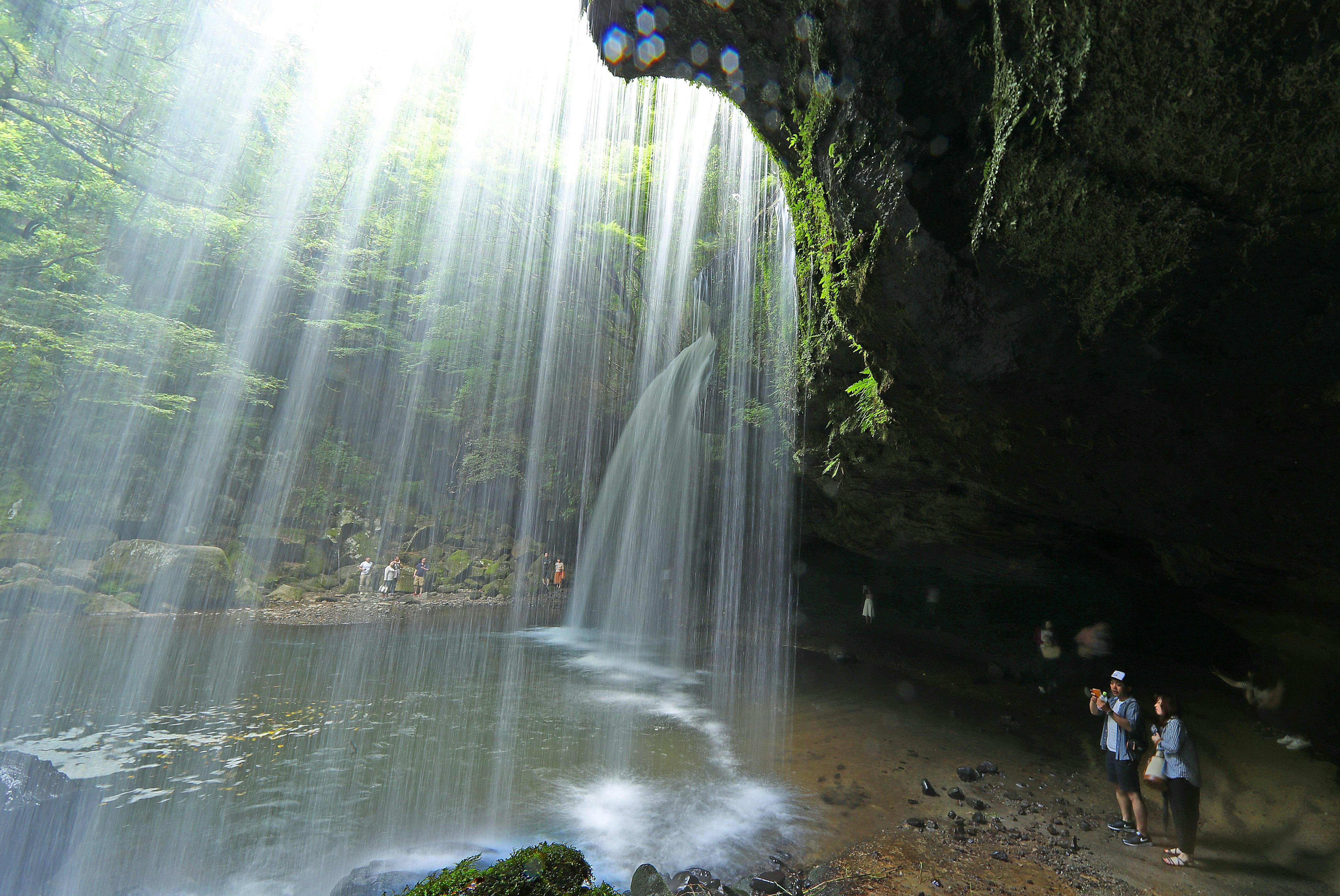 水しぶきは覚悟 涼やか 裏見の滝 10選 Nikkei Style 水しぶきは覚悟 涼やか 裏見の滝 10選 Nikkei Style