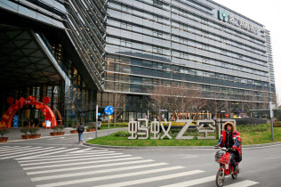 アリババ集団系の金融会社アント・フィナンシャルは、米当局の承認が得られず米企業の買収を断念した(中国・杭州のアント本社)=ロイター アリババ集団系の金融会社アント・フィナンシャルは、米当局の承認が得られず米企業の買収を断念した(中国・杭州のアント本社)=ロイター